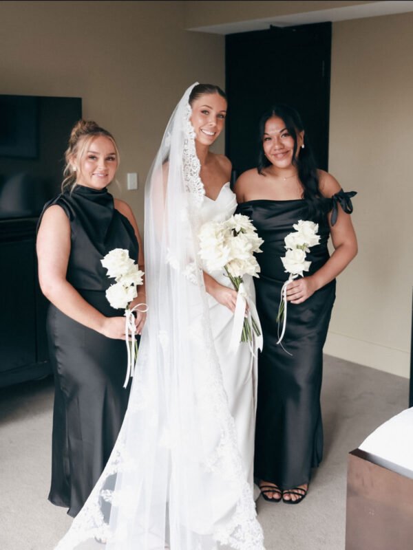 Minimalist Bridesmaids Bouquets